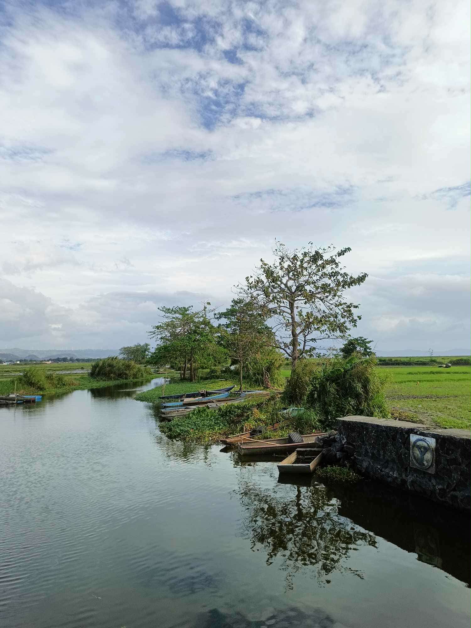 Ilog at palayan sa Caniogan na may mga bangka